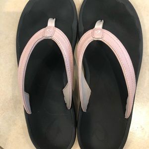 Olukai Ohana petal pink and black sandals